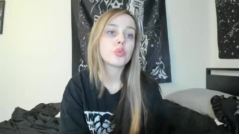 Snapshot of luna_lovelyy chatting on 4, 11, 2025 Luna online show from 4, 11, 2025