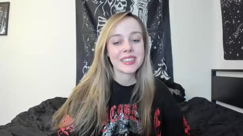 Snapshot of luna_lovelyy chatting on 10, 11, 2025 Luna online show from 10, 11, 2025