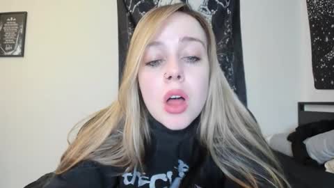 Snapshot of luna_lovelyy chatting on 18, 11, 2025 Luna online show from 18, 11, 2025