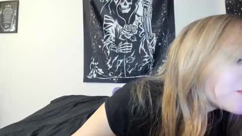 Snapshot of luna_lovelyy chatting on 19, 11, 2025 Luna online show from 19, 11, 2025