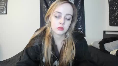 Snapshot of luna_lovelyy chatting on 22, 11, 2025 Luna online show from 22, 11, 2025