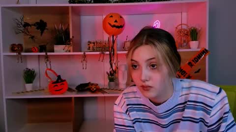 Snapshot of luna_tin chatting on 2, 11, 2025 Luna online show from 2, 11, 2025