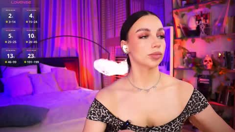 Snapshot of lunanight_ chatting on 3, 11, 2025 Luna next streams Mon Fri Sat Sun 8pm-5am gmt0 online show from 3, 11, 2025