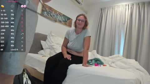 Snapshot of lunapearl__ chatting on 29, 10, 2025 LunaPearl online show from 29, 10, 2025