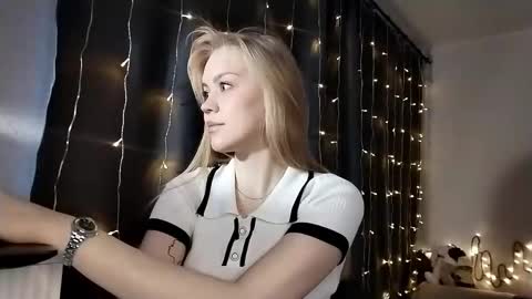 lunapeony online show from 5, 12, 2025