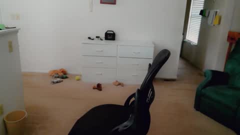 Snapshot of luvs2bbritney chatting on 2, 3, 2026 Britney online show from 2, 3, 2026