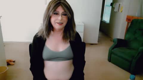 Snapshot of luvs2bbritney chatting on 5, 3, 2026 Britney online show from 5, 3, 2026