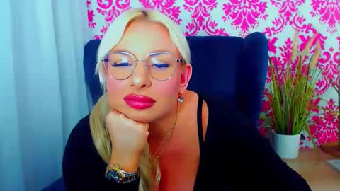 Snapshot of luxuriaaa chatting on 9, 1, 2025 Luxuriaa online show from 9, 1, 2025