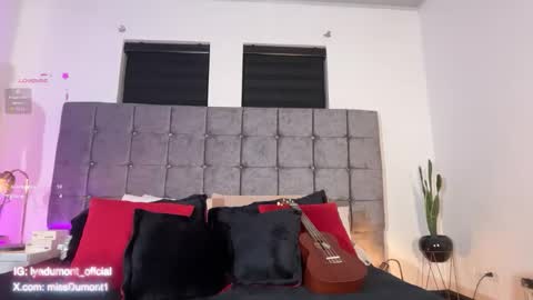 Snapshot of lyadumont chatting on 29, 10, 2025 LYA online show from 29, 10, 2025