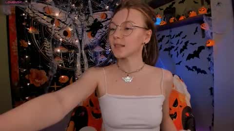 Snapshot of lyra_thenymph chatting on 28, 10, 2025 Lyra online show from 28, 10, 2025