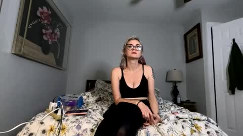 Snapshot of lyragreene chatting on 8, 11, 2025 Lyra Greene online show from 8, 11, 2025