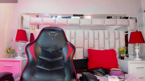 Snapshot of lyzzi_smith01 chatting on 16, 9, 2025 Lizzy smith online show from 16, 9, 2025