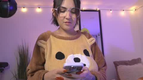 Maeve  schedule 11 am- 530 pm colombia time  online show from 25, 12, 2024