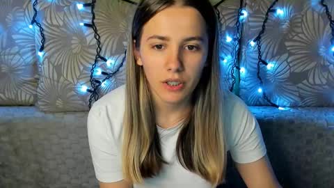 Snapshot of maggiecake chatting on 19, 10, 2025 Maggie online show from 19, 10, 2025