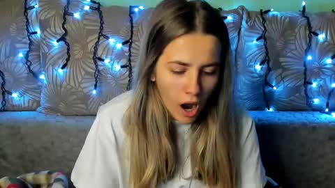 Snapshot of maggiecake chatting on 10, 11, 2025 Maggie online show from 10, 11, 2025