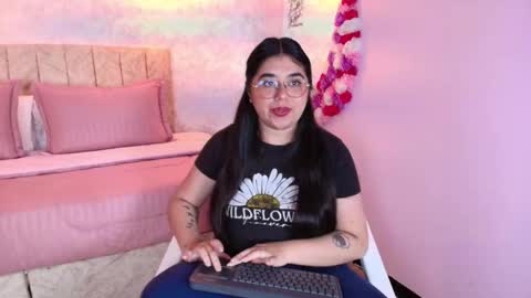 Snapshot of mailyn_rose chatting on 21, 10, 2025 mailyn_rose online show from 21, 10, 2025