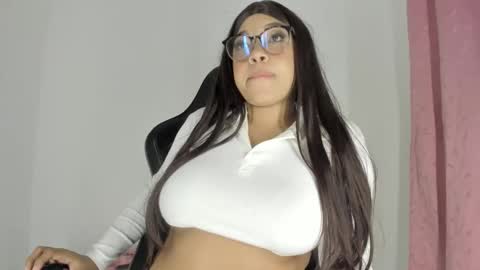 Snapshot of maison_sofiaa chatting on 23, 3, 2026 online show from 23, 3, 2026