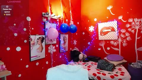 Snapshot of maite_loves chatting on 8, 10, 2025 Maite online show from 8, 10, 2025