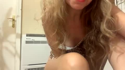 Snapshot of makemedanc chatting on 21, 10, 2025 makemedanc online show from 21, 10, 2025