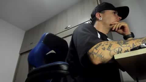 Snapshot of male_pussy chatting on 30, 10, 2025 ADAM online show from 30, 10, 2025