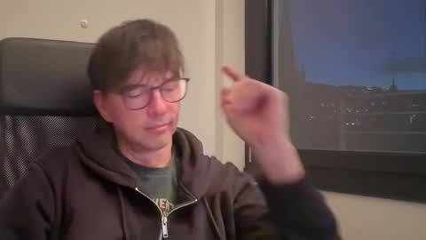 Snapshot of maracatu76 chatting on 18, 12, 2025 Maracatu online show from 18, 12, 2025