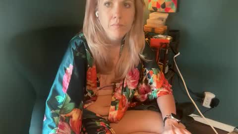 Snapshot of margolane chatting on 22, 10, 2025 Elle online show from 22, 10, 2025