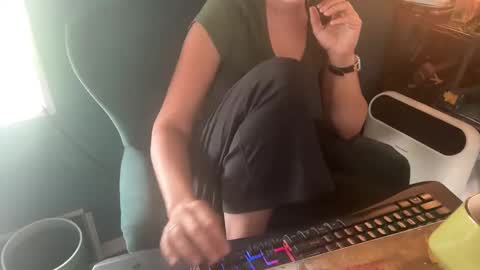 Snapshot of margolane chatting on 23, 10, 2025 Elle online show from 23, 10, 2025