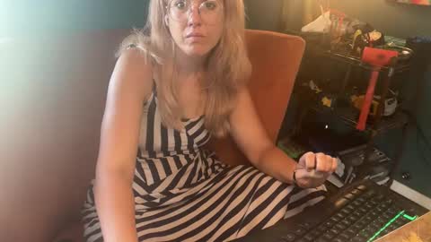 Snapshot of margolane chatting on 28, 10, 2025 Elle online show from 28, 10, 2025