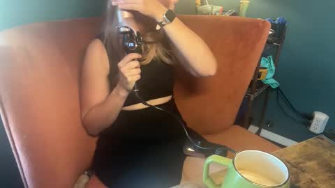 Snapshot of margolane chatting on 6, 11, 2025 Elle online show from 6, 11, 2025