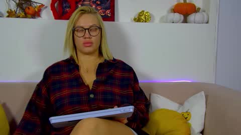 Snapshot of marianeumann chatting on 2, 11, 2025 Maria online show from 2, 11, 2025