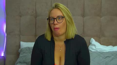 Snapshot of marianeumann chatting on 6, 11, 2025 Maria online show from 6, 11, 2025