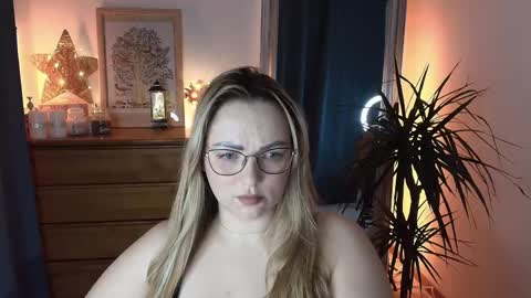 Maria  online broadcast from Tuesday to Suturday from 6 pm to 12 pm Germany time Sunday-Monday offline online show from 16, 2, 2025