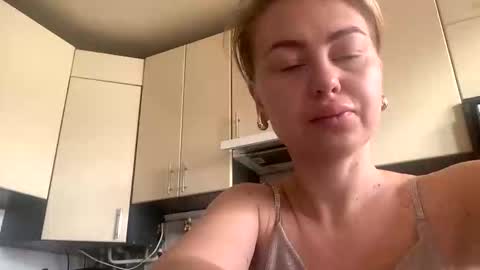 Snapshot of martaluna_ chatting on 5, 11, 2025 Marta online show from 5, 11, 2025