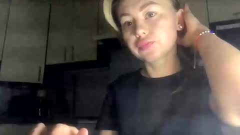 Snapshot of martaluna_ chatting on 13, 11, 2025 Marta online show from 13, 11, 2025