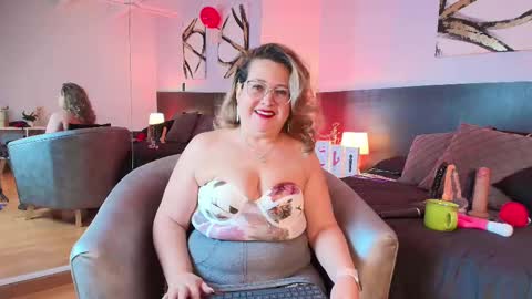 Martina Caicedo online show from 25, 2, 2025