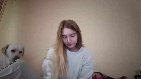 Hi My name is Elina Im 18 years old. online show from 25, 9, 2025