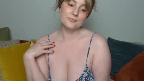 Snapshot of mathilde_solveig chatting on 25, 10, 2025 mathilde_solveig online show from 25, 10, 2025
