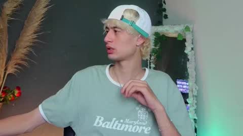 Snapshot of mattias_dantee chatting on 14, 10, 2025 mattias online show from 14, 10, 2025