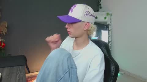 Snapshot of mattias_dantee chatting on 22, 10, 2025 mattias online show from 22, 10, 2025