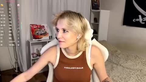 Snapshot of maudhendry chatting on 8, 9, 2025 Mia online show from 8, 9, 2025