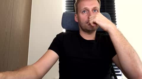 Max take off clothes online show from 7, 11, 2025