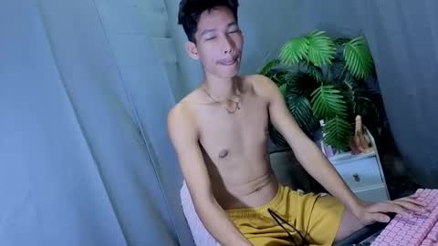 Snapshot of maxiebunny99 chatting on 14, 10, 2025 Reyn online show from 14, 10, 2025