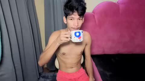 Snapshot of maxiebunny99 chatting on 16, 11, 2025 Reyn online show from 16, 11, 2025