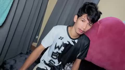 Snapshot of maxiebunny99 chatting on 17, 11, 2025 Reyn online show from 17, 11, 2025