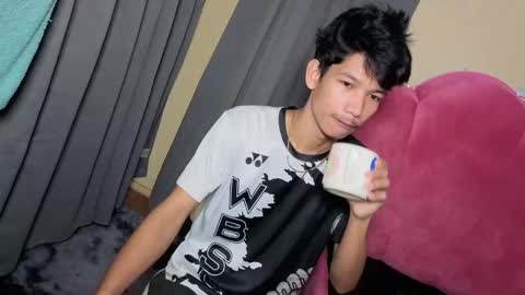 Snapshot of maxiebunny99 chatting on 18, 11, 2025 Reyn online show from 18, 11, 2025