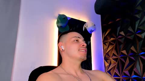 MAX online show from 4, 11, 2025