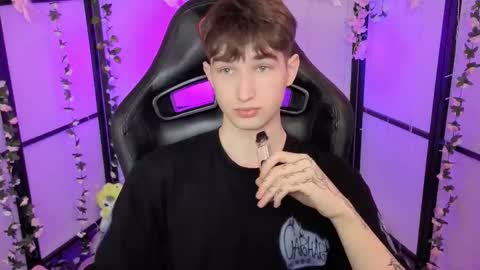 Snapshot of maxwellchiik chatting on 25, 11, 2025 Max online show from 25, 11, 2025