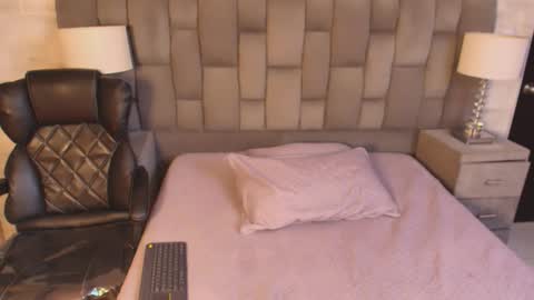 Maxine Minx online show from 5, 11, 2025