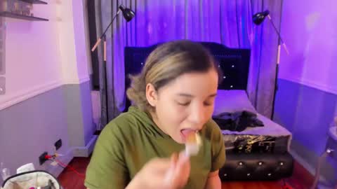 Snapshot of mayaa_ross chatting on 21, 11, 2025 Maya online show from 21, 11, 2025