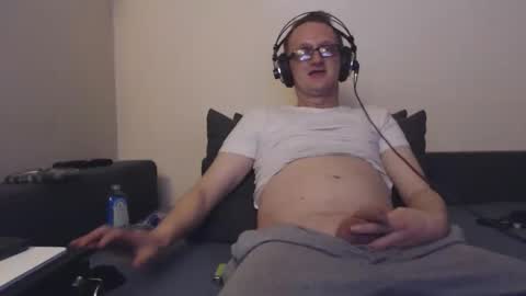 Snapshot of mcmike_es chatting on 10, 10, 2025 Mike online show from 10, 10, 2025